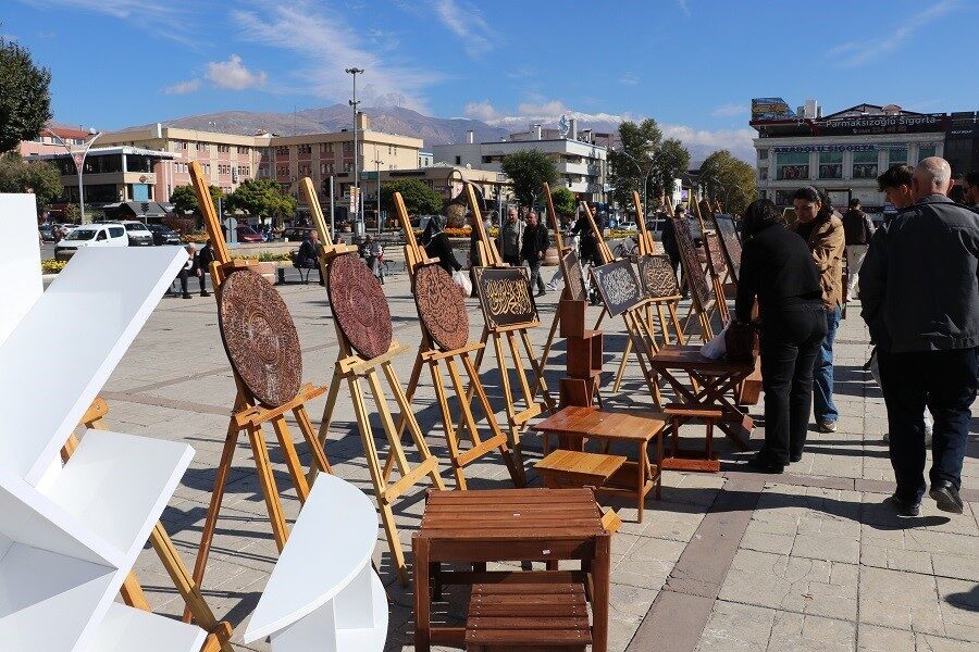 Erzincan Mesleki ve Teknik Anadolu Lisesi, geleneksel hayır çarşısını düzenleyerek