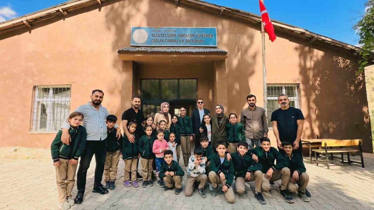 Öğretmenlerden Yüksekova’daki Köylere Ziyaret: Çocuklara Kışlık Mont ve Kırtasiye Hediyeleri Verildi