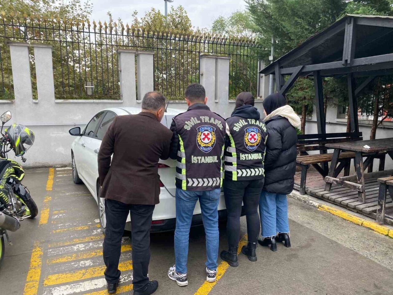 Esenyurt'ta yol verme yüzünden tartışan araç sürücüsü T.K. ve motosiklet