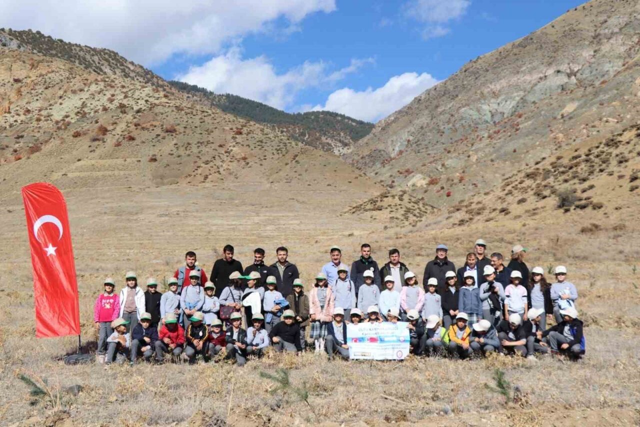 Oltu’da Erasmus Projesi Kapsamında Çevre Bilinci ve Fidan Dikimi Etkinliği Düzenlendi