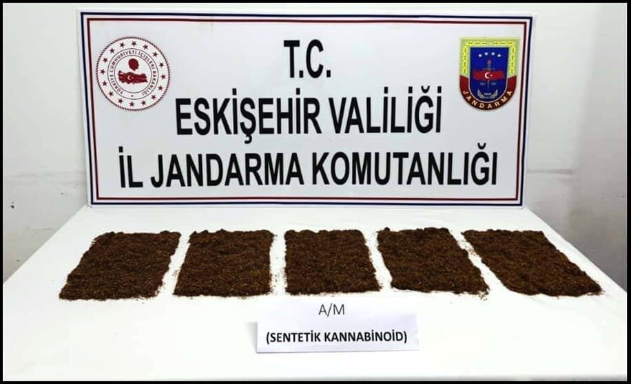 Eskişehir'den Sivrihisar'a uyuşturucu taşıyan 3 kişi jandarma tarafından yakalandı. Yapılan