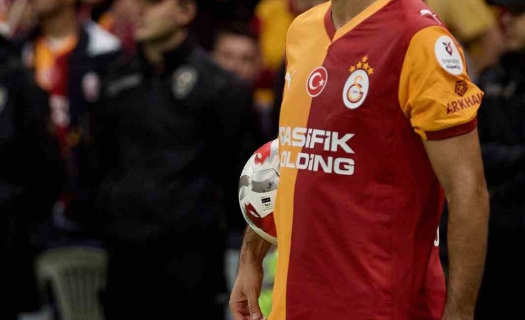Galatasaraylı İlkay Gündoğan, Beşiktaş'a karşı oynanan derbide sarı-kırmızılı formasıyla ilk