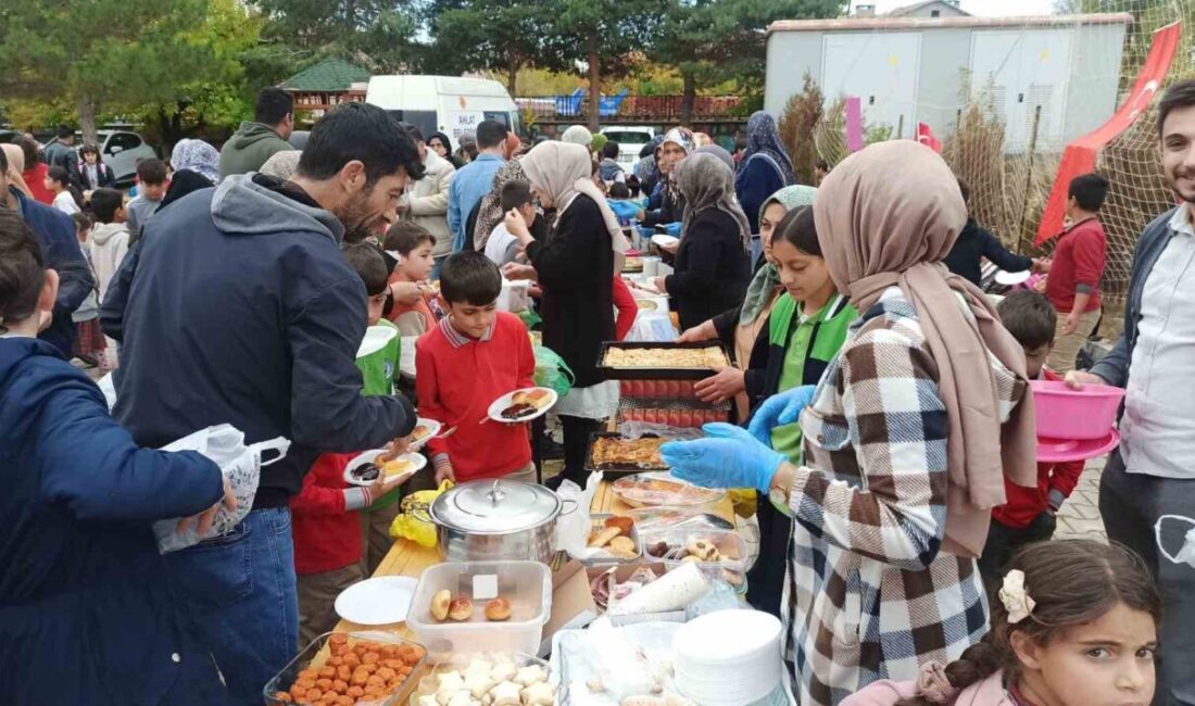 Bitlis'in Ahlat ilçesindeki Vakıfbank İlkokulu, Gazze için yardım etkinliği düzenledi.