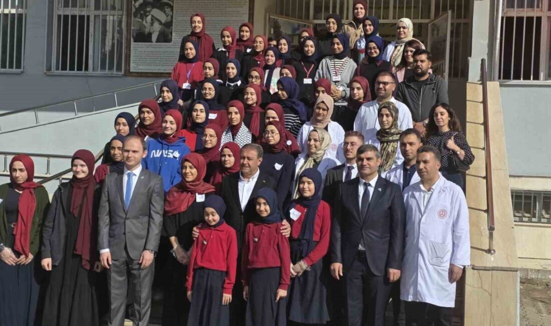 Şanlıurfa'nın Siverek ilçesindeki İmam Hatip Okulu, Gazze'ye destek amacıyla bir