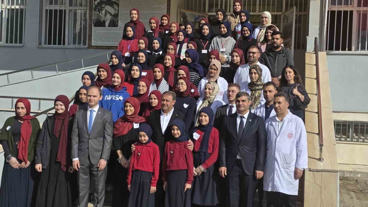 Şanlıurfa'nın Siverek ilçesindeki İmam Hatip Okulu, Gazze'ye destek amacıyla bir