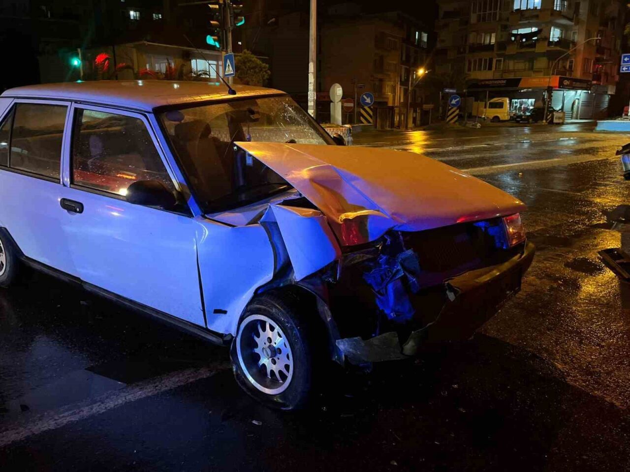 Aydın'ın İncirliova ilçesinde, kırmızı ışıkta bekleyen ticari araca alkollü sürücü