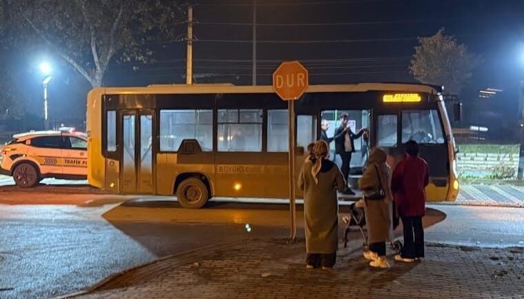Bursa'nın İnegöl ilçesinde Orhan Y. yönetimindeki halk otobüsü, yolda karşıya