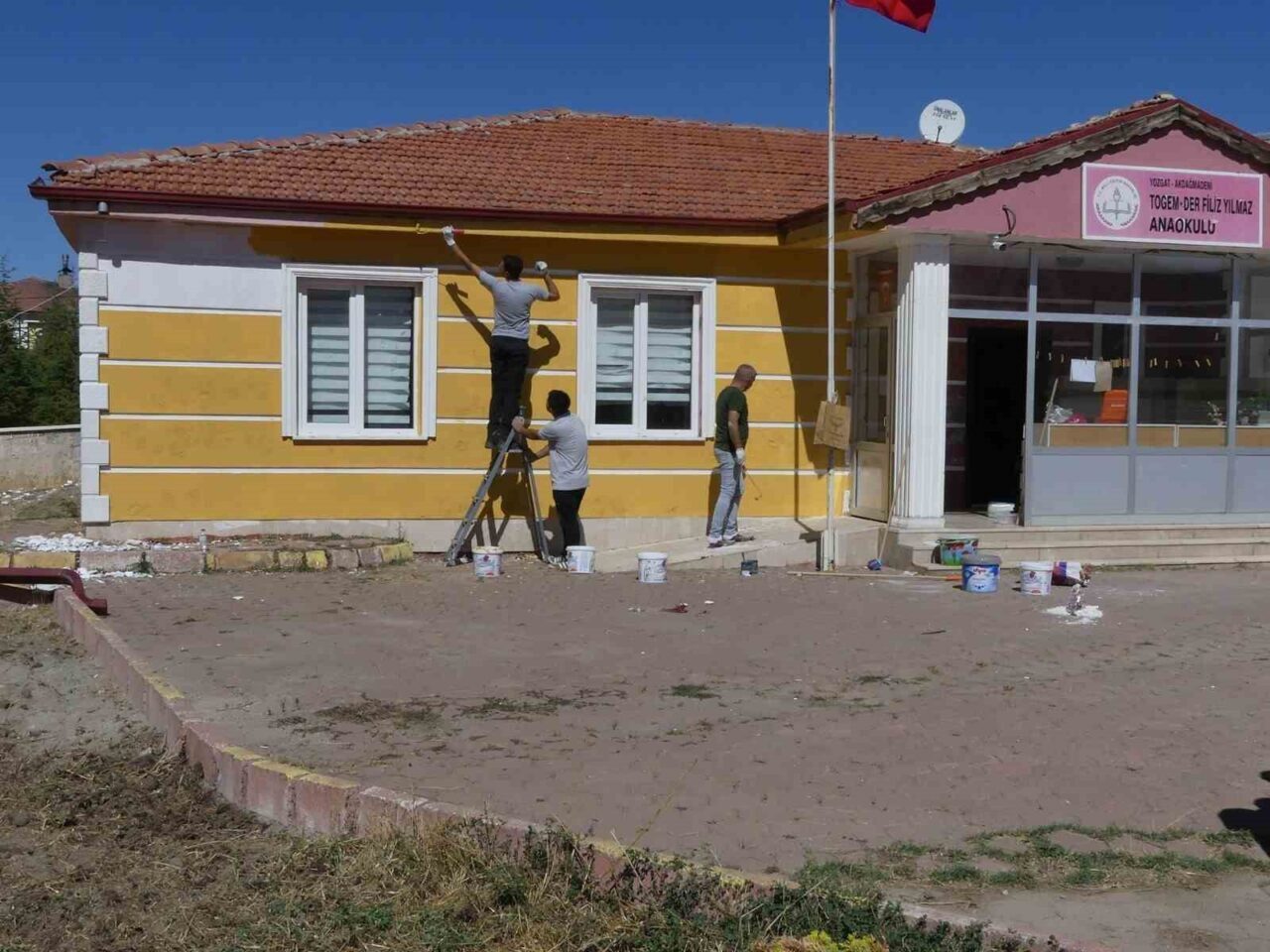 Akdağmadeni Açık Ceza İnfaz Kurumu personeli, Seyrantepe Mahallesi'ndeki anaokulunun tadilatını