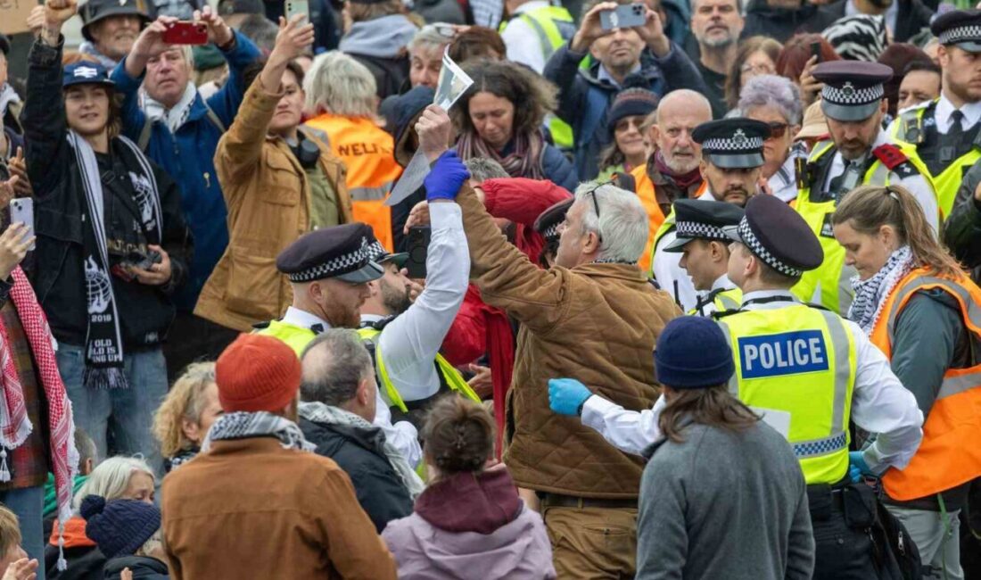 Londra'da Filistin Eylemi grubuna destek veren protestolarda, 492 kişi gözaltına