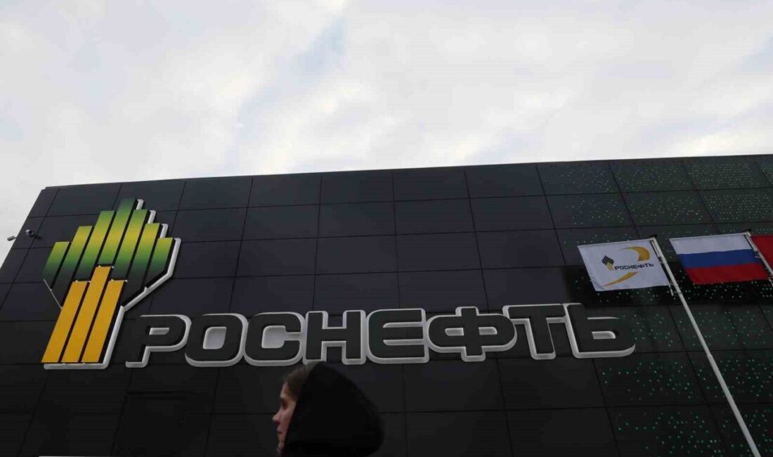 İngiltere, Rus Petrol Şirketleri Üzerine Yeni Yaptırımlar Uyguladı İngiltere Maliye Bakanı Rachel Reeves, Rusya'nın Lukoil ve Rosneft gibi