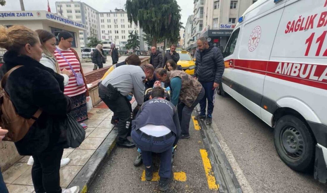 Samsun'un İlkadım ilçesinde Cumhuriyet Meydanı'nda 40'lı yaşlarda bir erkek vatandaş