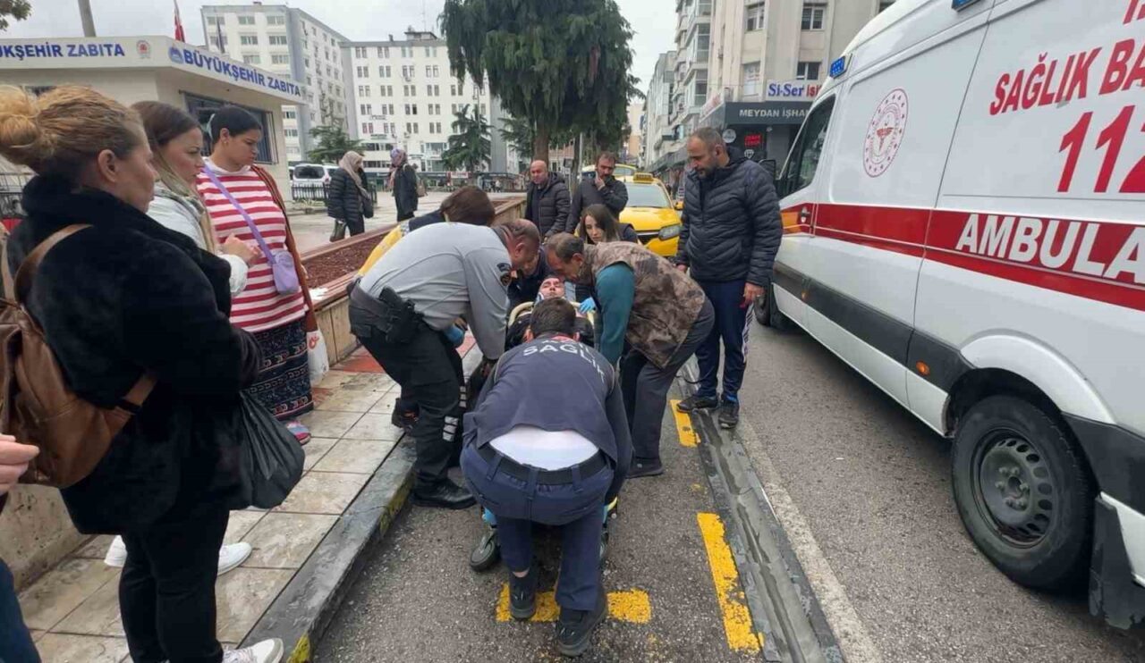 Samsun'un İlkadım ilçesinde Cumhuriyet Meydanı'nda 40'lı yaşlarda bir erkek vatandaş