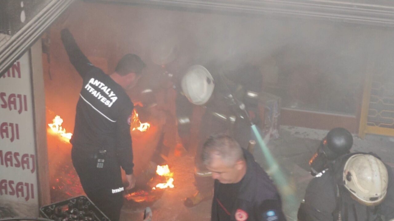 Antalya’da Müzik Aletleri Satış Noktası Yangınla Korkuttu