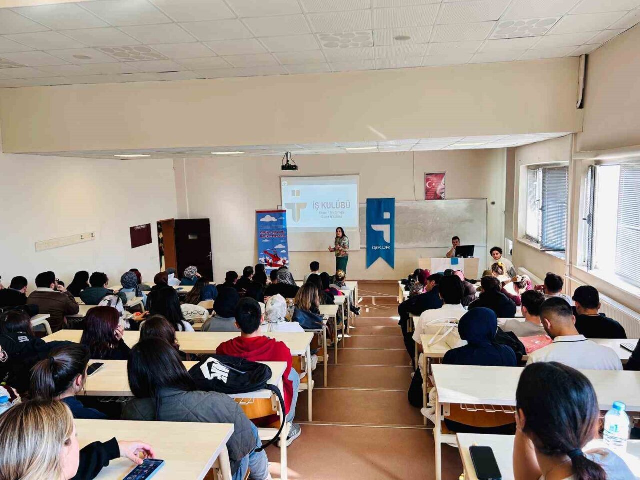 Düzce Üniversitesi'nde düzenlenen "Sözle Etki Bırak" etkinliğinde, İŞKUR Danışmanı Gülhan