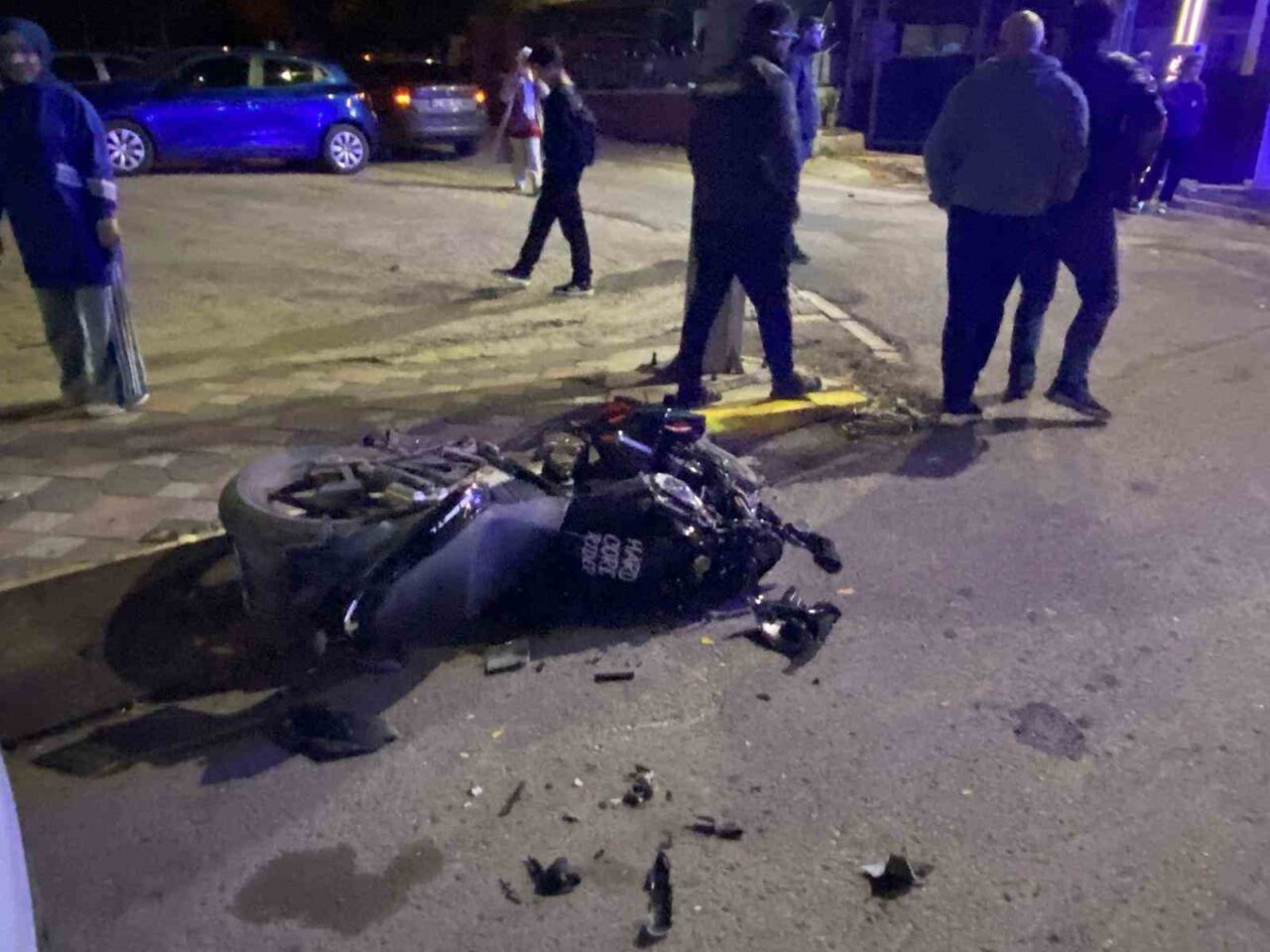 Kocaeli'nin Körfez ilçesinde Hüseyin Y., motosikletiyle yükleyici vinçle çarpıştı. Ağır