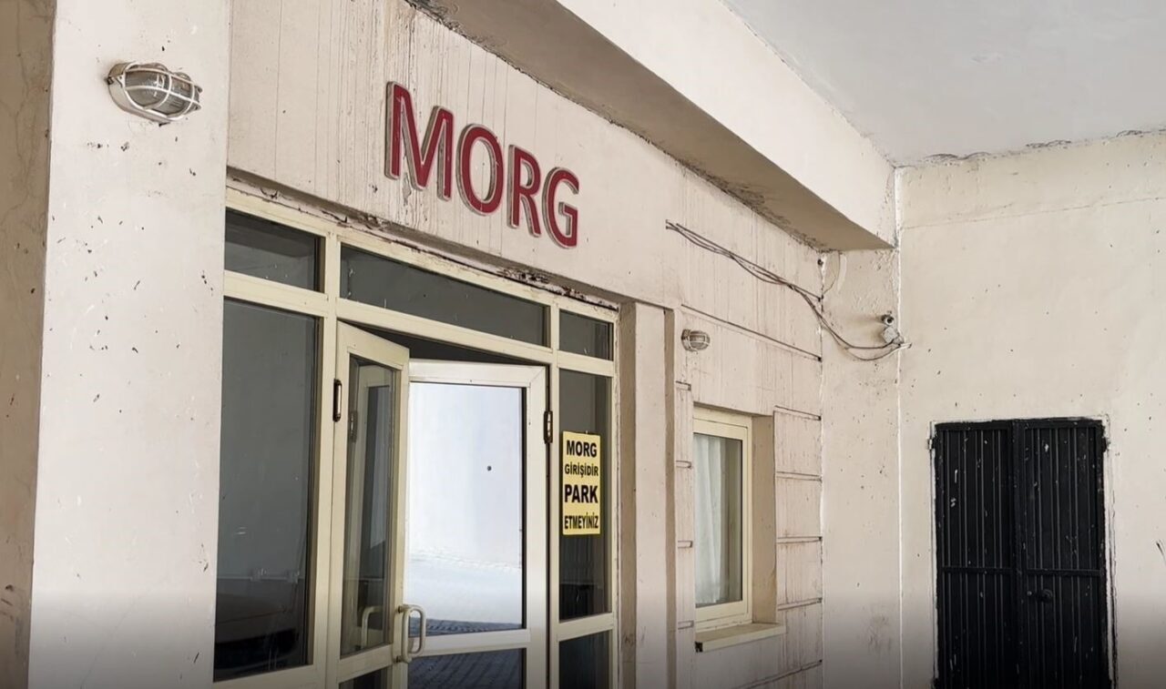 Şanlıurfa'nın Siverek ilçesinde 1,5 yaşındaki Ahsen Kış, evinin önünde oyun