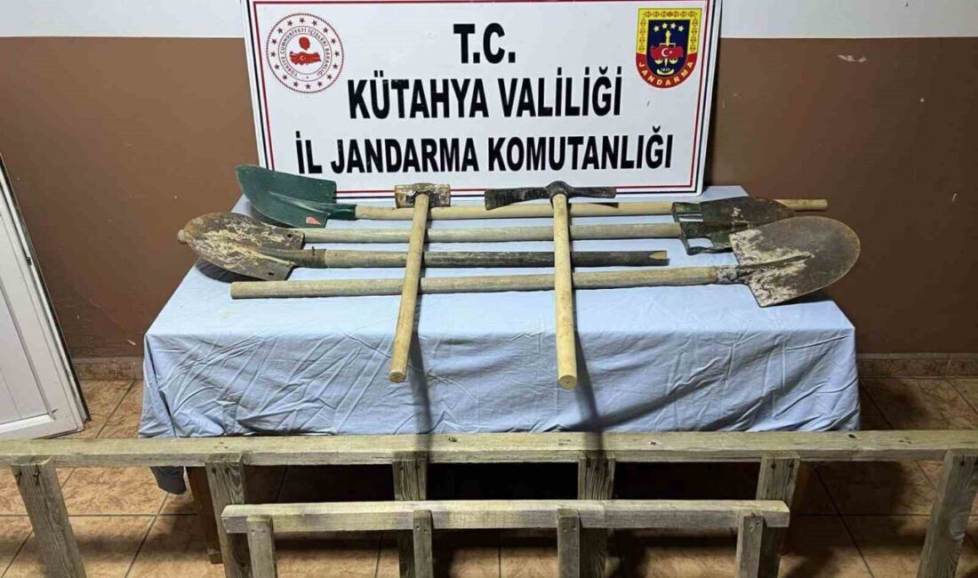 Kütahya’da izinsiz kazı yapan iki kişi jandarma tarafından yakalandı Kütahya’nın Gediz ilçesinde jandarma, izinsiz kazı yapan iki kişiyi gözaltına