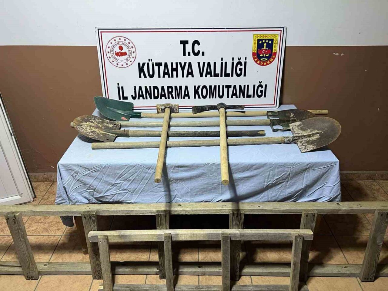 Kütahya’nın Gediz ilçesinde jandarma, izinsiz kazı yapan iki kişiyi gözaltına