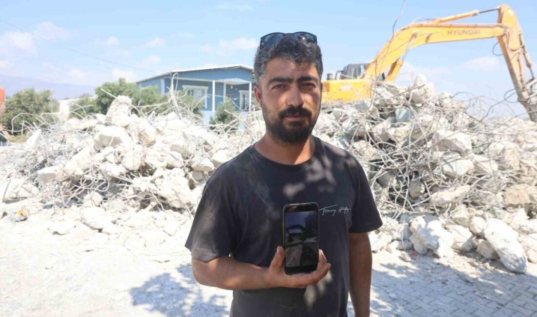 Hatay'ın Antakya ilçesinde operatör Uğur Hüsnüoğlu, gelin arabasının yolunu kesti