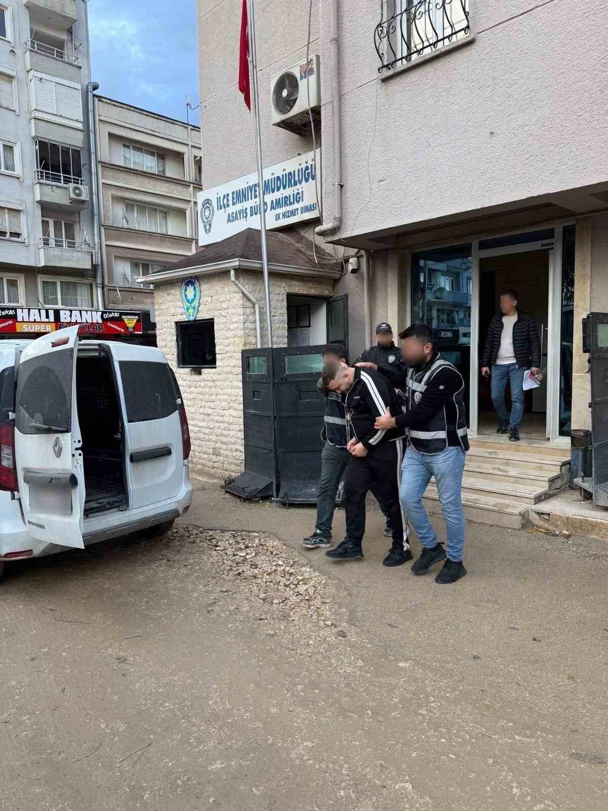 Mustafakemalpaşa'da bir iş yerinin kurşunlanması üzerine başlatılan operasyonla O.Ö. yakalandı.