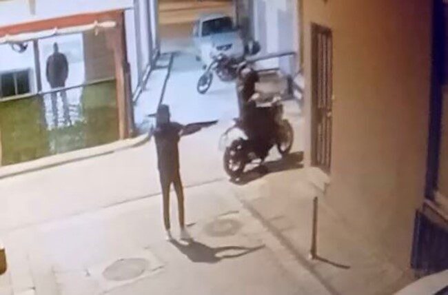 Denizli'nin Pamukkale ilçesinde bir spor salonuna gece saatlerinde silahlı saldırı