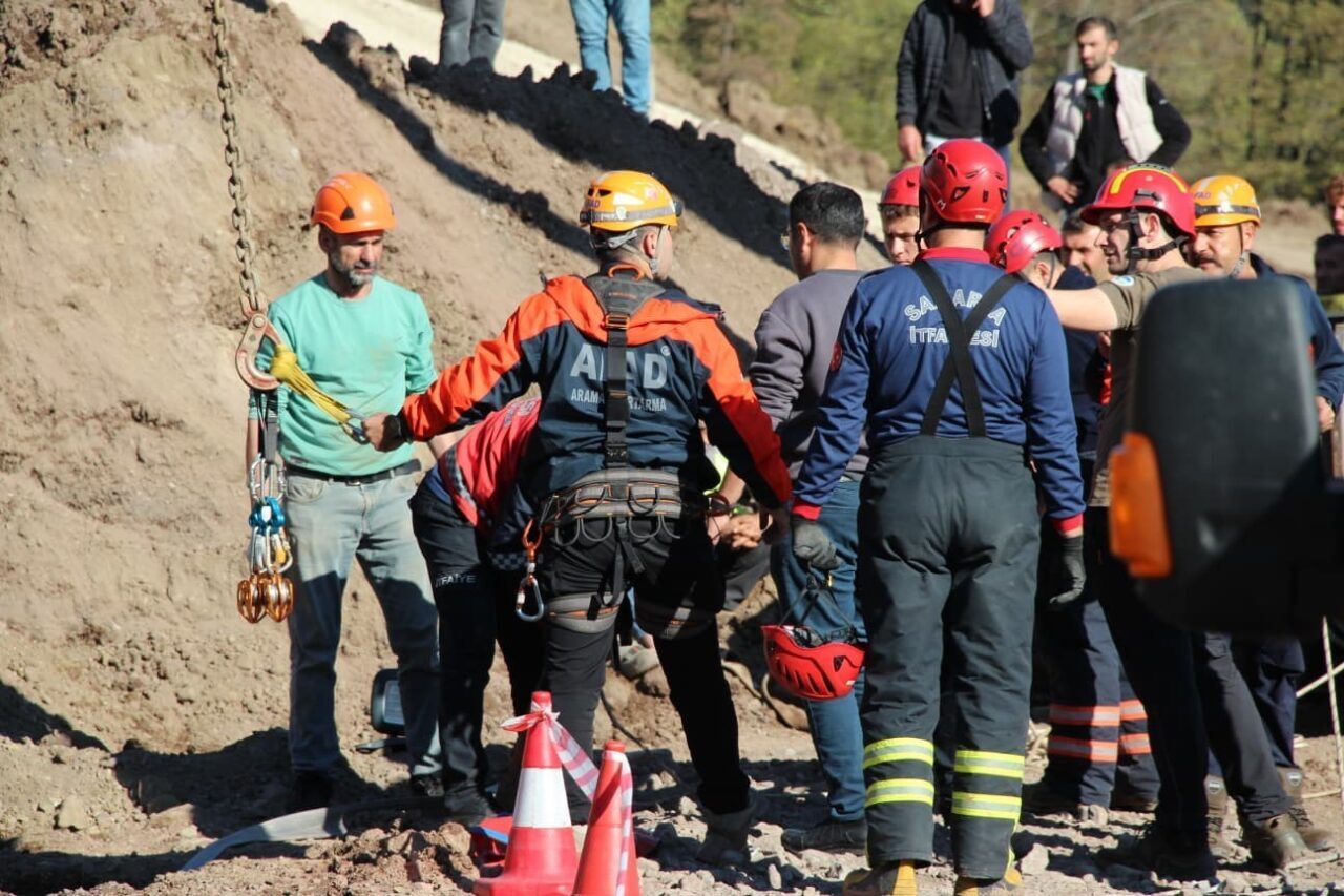 Akyazı’da Yol Çalışmasında Bir İşçi Kuyuya Düştü, Kurtarma Çalışmaları Sürüyor