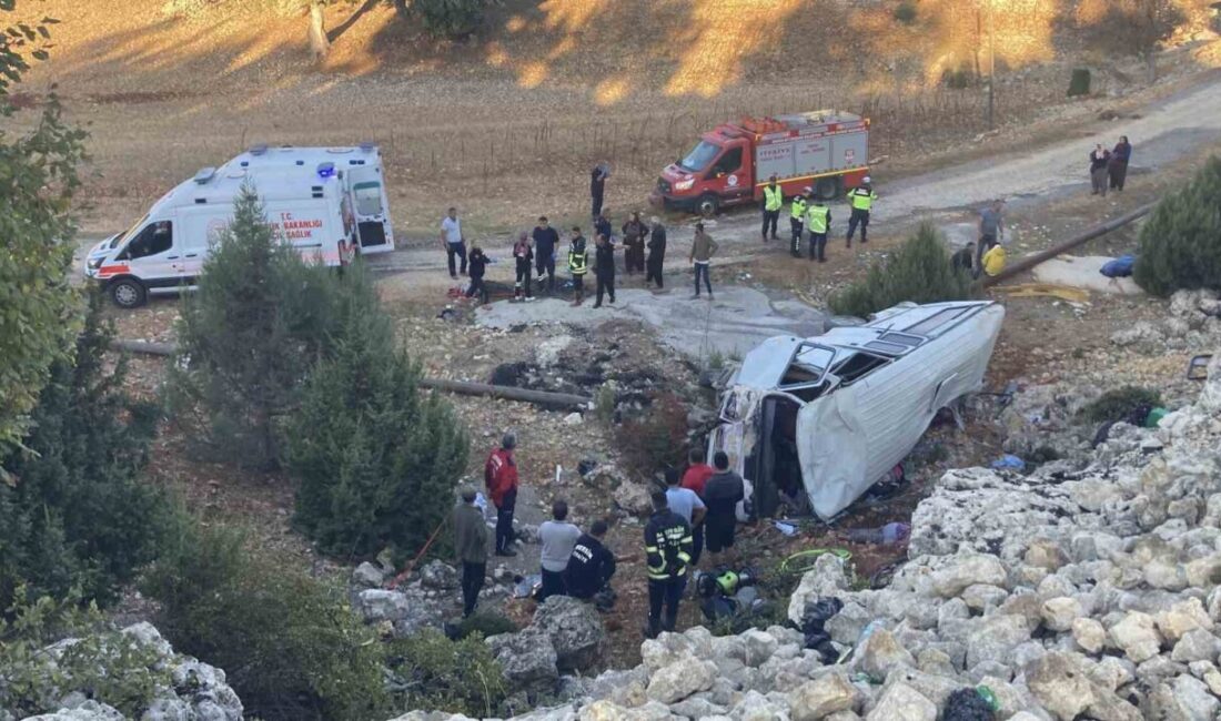 Mersin'in Erdemli ilçesinde tarım işçilerini taşıyan minibüs, sürücüsünün direksiyon hâkimiyetini