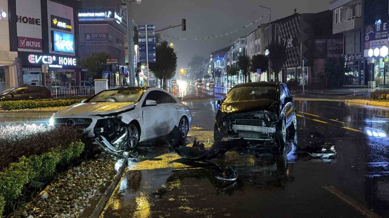 Düzce'de ışık ihlali yapan F.B. yönetimindeki Opel, S.Y. idaresindeki Mercedes'e