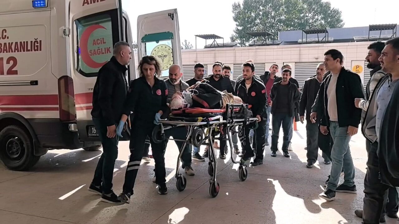 İnegöl’de İnşaatta Devrilen İskelenin Altında Kalan İşçi Ağır Yaralandı