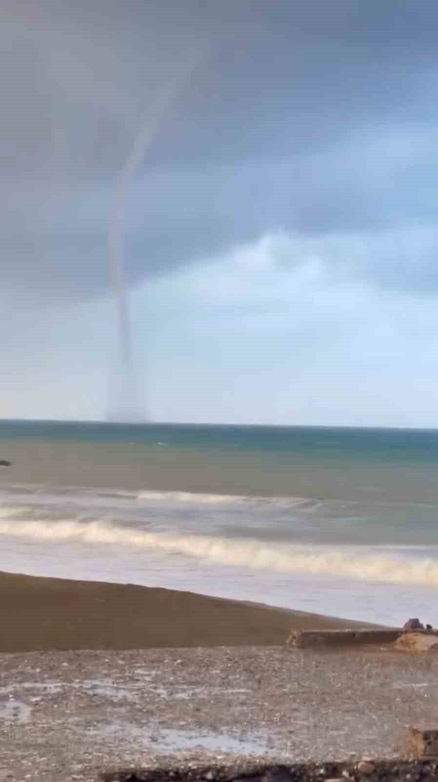 Hatay'ın İskenderun Körfezi'nde sabah saatlerinde denizde hortum oluştu. Kıyılardan izlenen