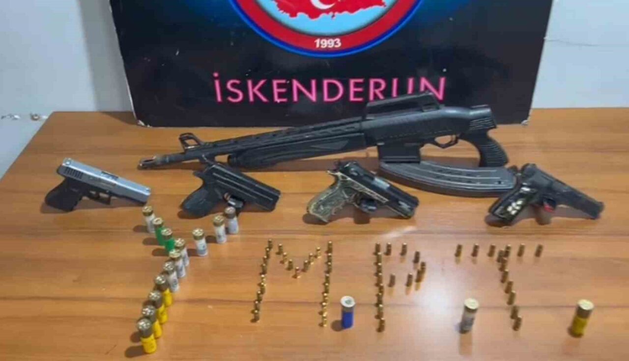 İskenderun'da gerçekleştirilen asayiş denetimlerinde 4 ruhsatsız tabanca, 1 tüfek ve