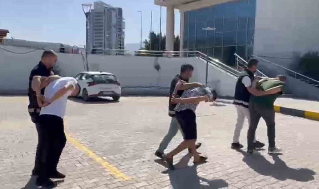 İskenderun’da Dolandırıcılık ve Cinayet Suçlarından Aranan Üç Şahıs Yakalandı Hatay'ın İskenderun ilçesinde, dolandırıcılık ve kasten öldürme suçları nedeniyle aranan