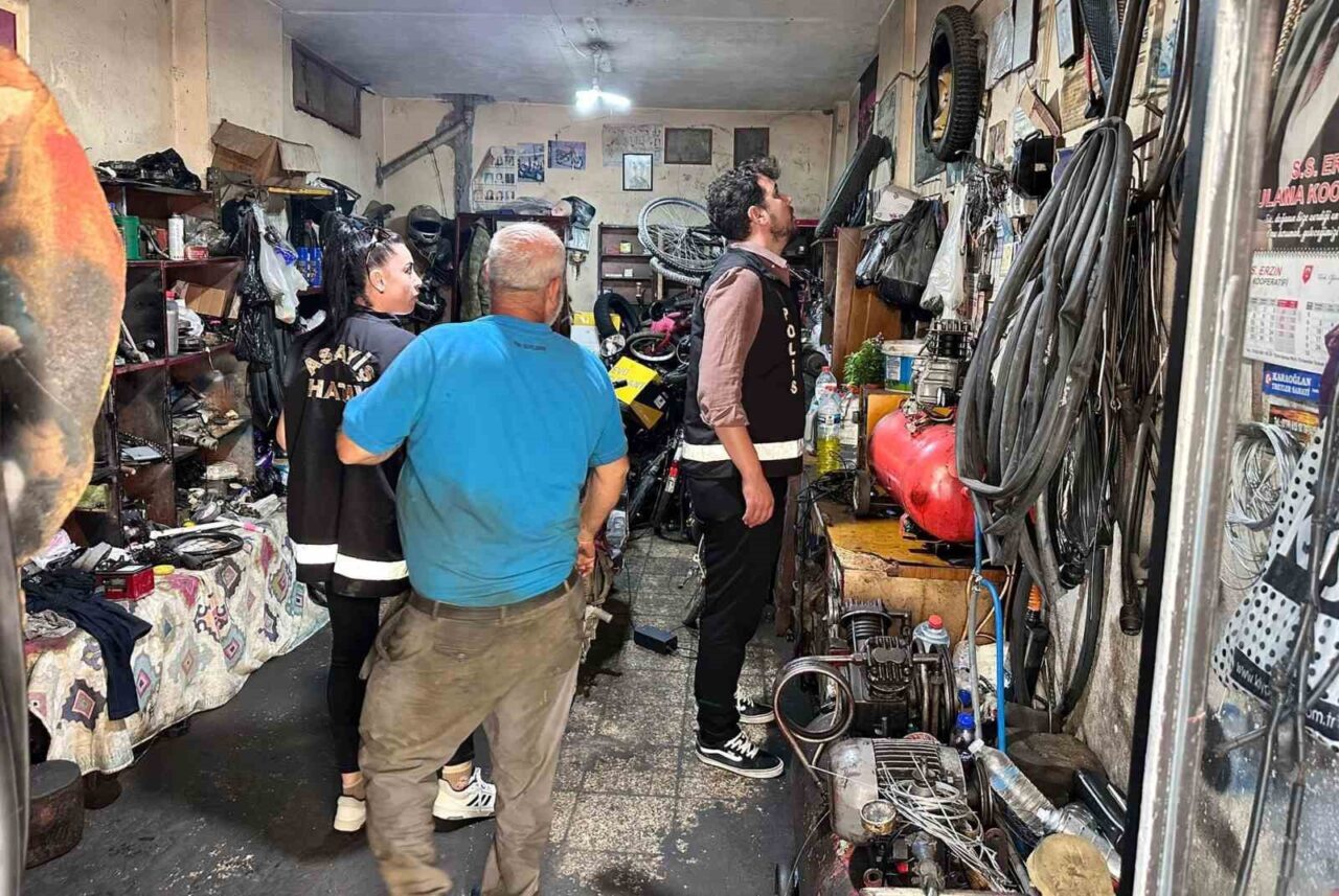 Hatay'ın İskenderun ilçesinde yapılan denetimlerde polis, 13 motosiklet tamircisini kontrol