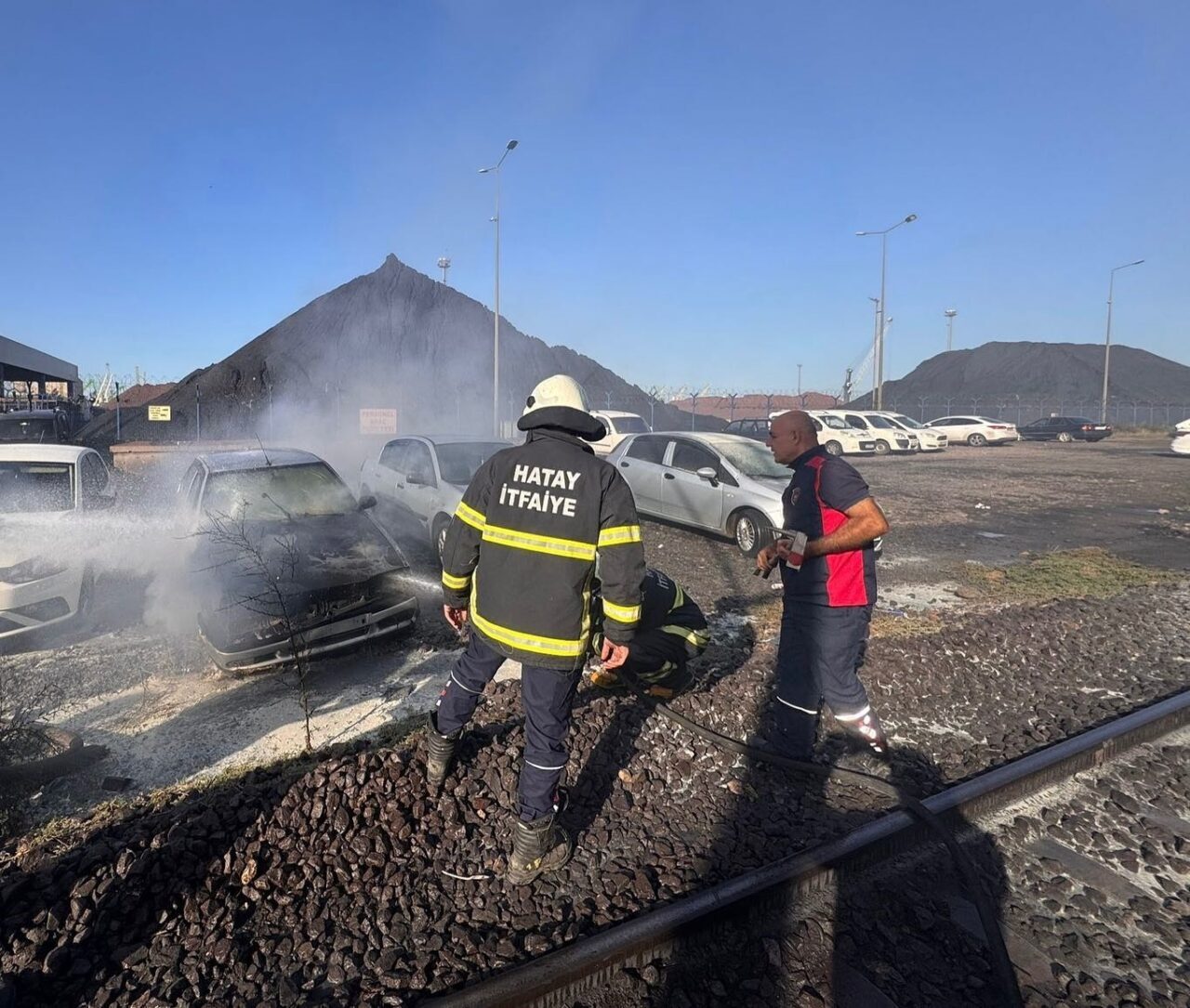 Hatay'ın İskenderun ilçesi Azganlık Mahallesi'nde park halindeki bir otomobil yanarak