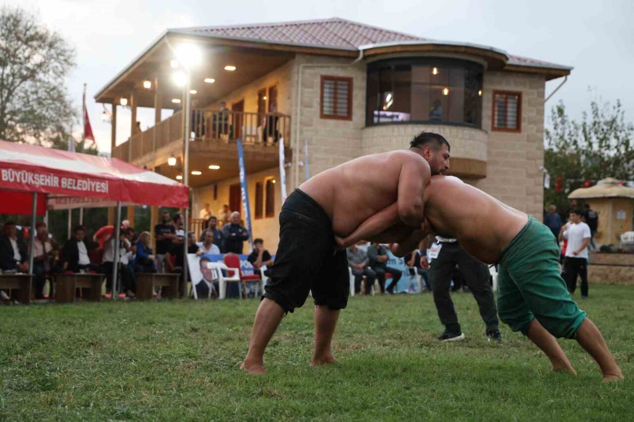 Kozan’da düzenlenen 9. İsmet Atlı Karakucak Güreşleri’nde Recep Kara, finalde