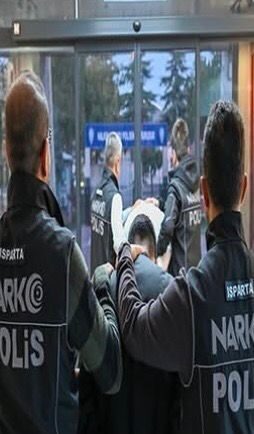 Isparta'da, uyuşturucu madde kullanmaktan hapis cezası bulunan iki kişi yakalanarak