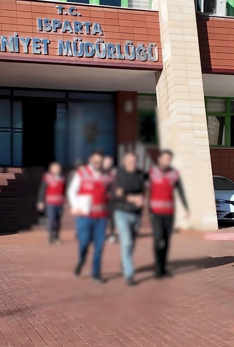 Isparta'da polis, kendilerini kamu görevlisi olarak tanıtıp bir vatandaşı 45