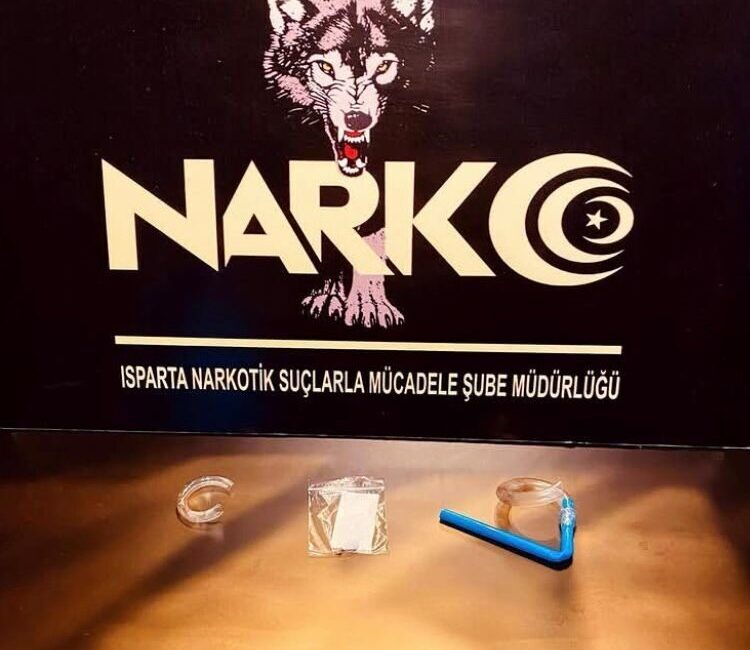 Isparta’da gerçekleştirilen Narkoalan uygulamasında uyuşturucu madde ve aparatları ele geçirildi, üç kişi hakkında adli işlem başlatıldı. Isparta'da yapılan Narkoalan uygulamasında, Sanayi Mahallesi Basın Parkı çevresinde 0,80