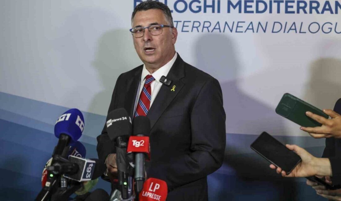 İsrail Dışişleri Bakanı, Refah Sınır Kapısı’nın Pazar Günü Açılabileceğini Duyurdu İsrail Dışişleri Bakanı Gideon Sa’ar, İtalya’da yaptığı açıklamada Refah Sınır