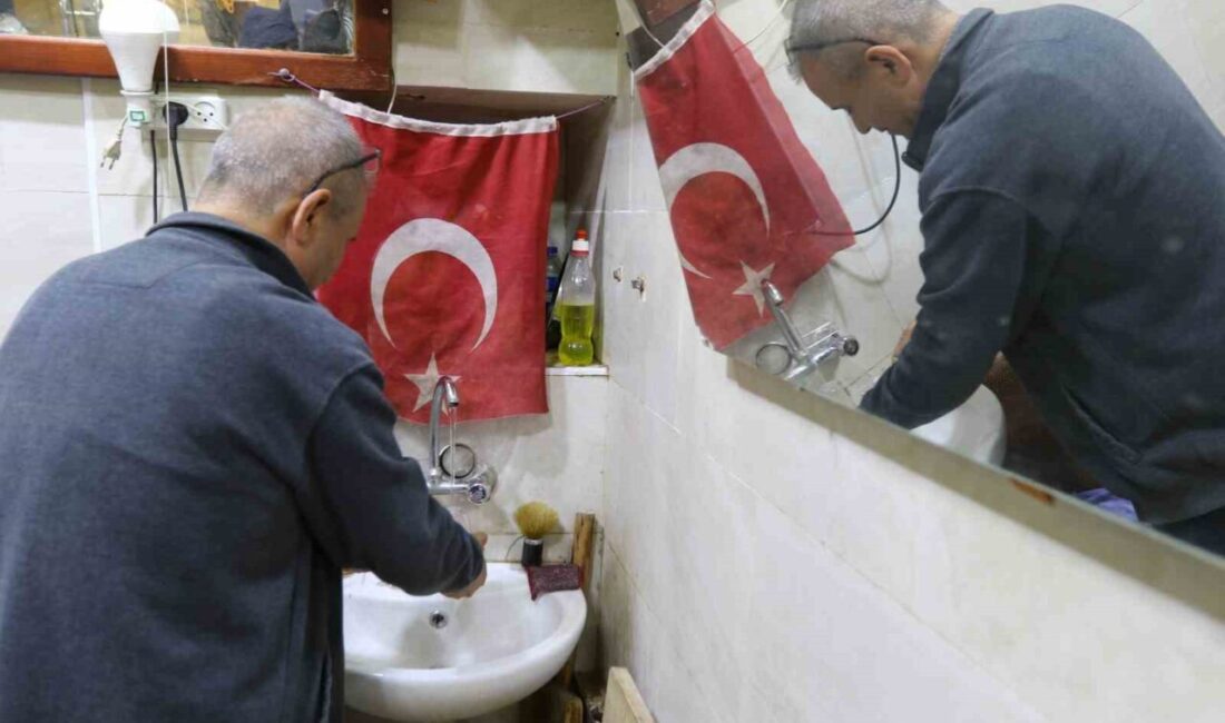 El Halil’deki Esnaf, Türk Bayraklarıyla Destek Arıyor ve İşgale Direniyor İsrail işgali altındaki El Halil’de dükkan sahipleri, asırlık mirası korumak