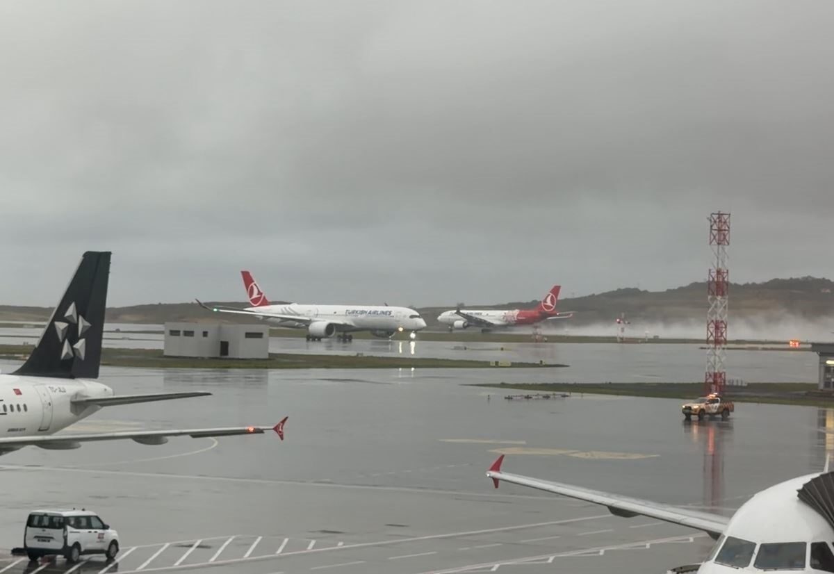 İstanbul'da beklenen yağmur, havaalanında herhangi bir aksama yaratmadan etkisini göstermeye