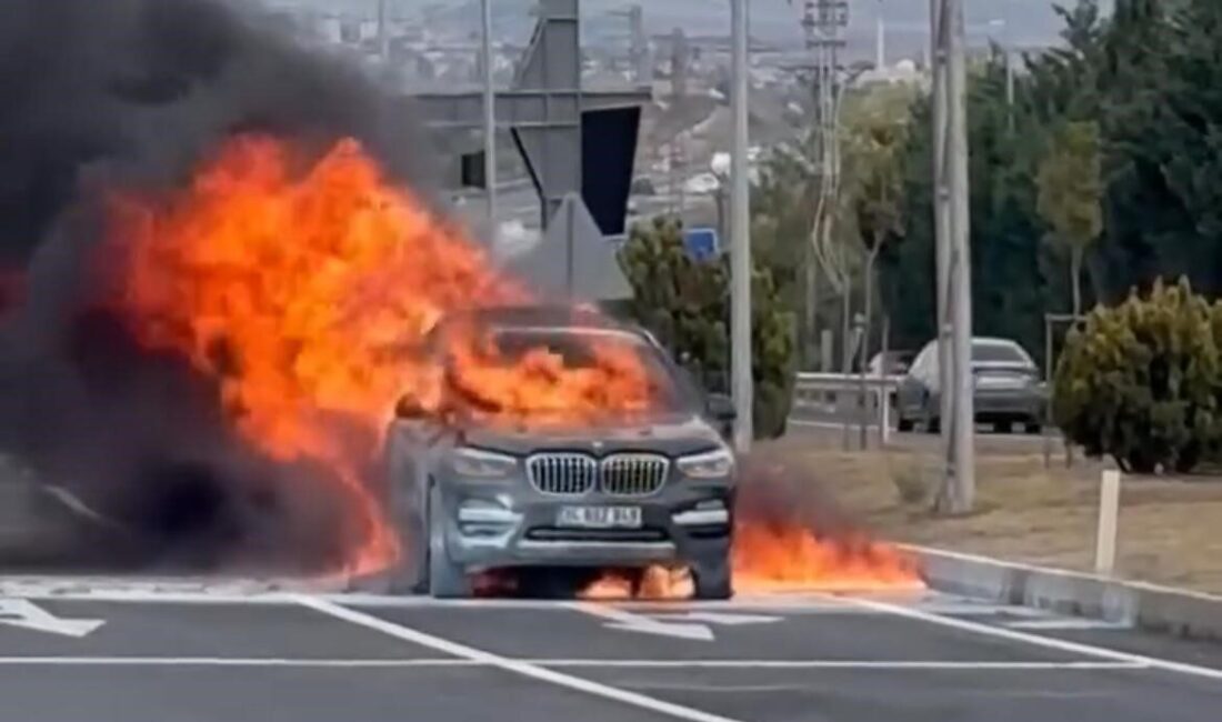 Tekirdağ-İstanbul Yolunda Seyreden Araç Alev Alev Yandı, Kullanılamaz Hale Geldi Tekirdağ-İstanbul yolu üzerindeki bir otomobil, bilinmeyen bir nedenle alev alarak