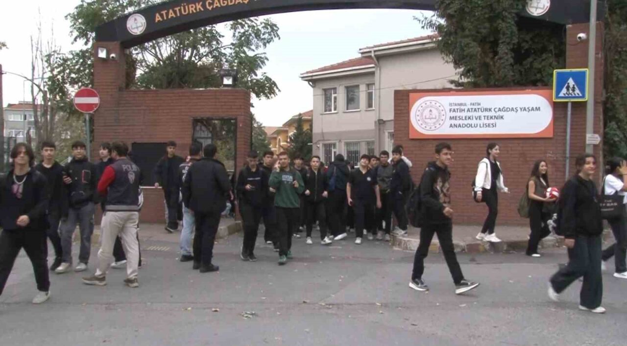 İstanbul Valiliği, gök gürültülü sağanak yağış nedeniyle ikili eğitim yapan