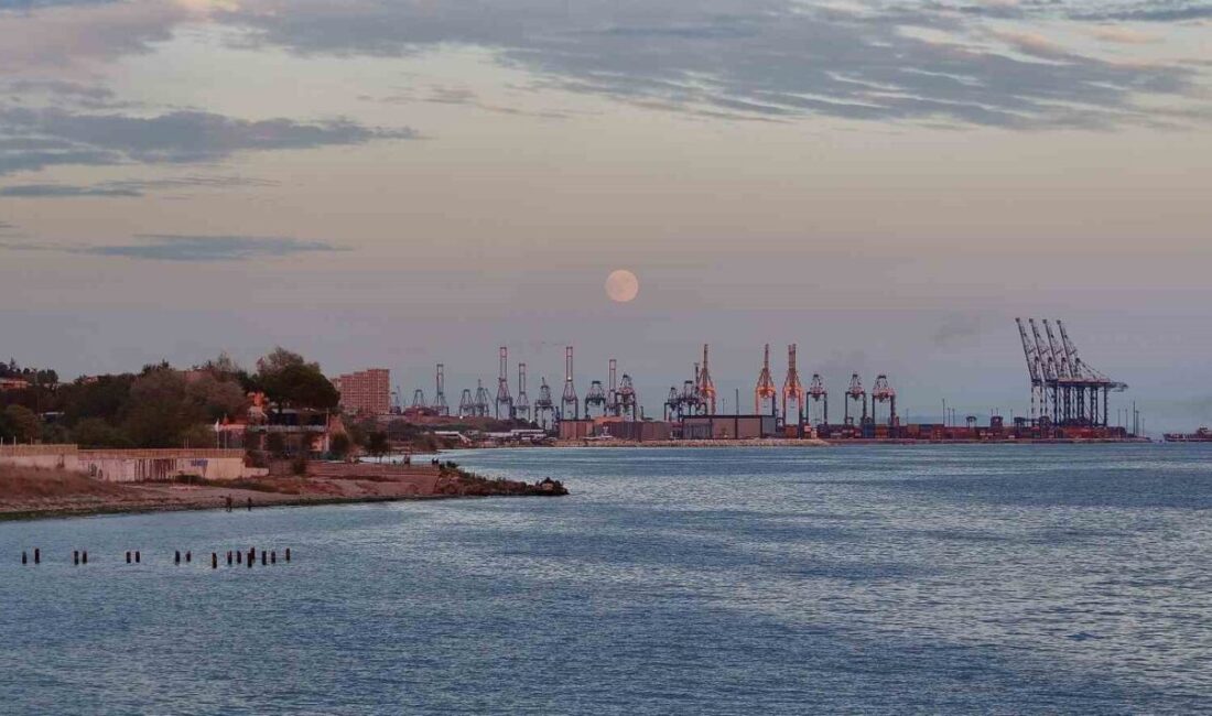 İstanbul Ambarlı Limanı'nda dolunay, konteyner vinçlerinin arasında muhteşem bir manzara