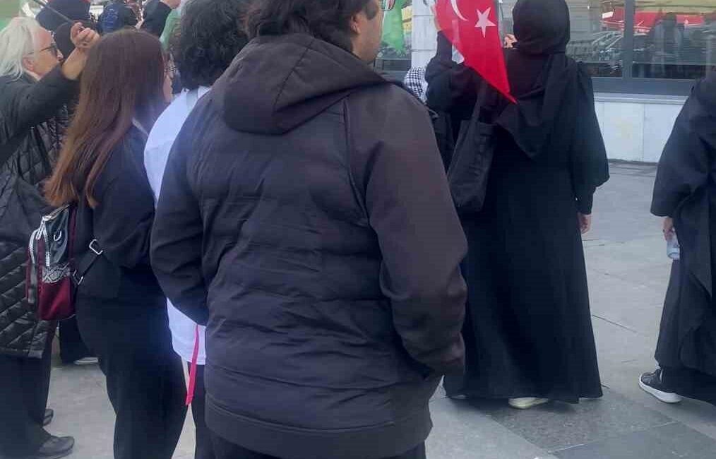 İsrail’in Sivil Katliamlarına Tepkiler Artıyor: Gençler Sirkeci’de Protesto Düzenledi İstanbul Sirkeci’deki bir restoran zinciri önünde toplanan 25 genç, İsrail’in