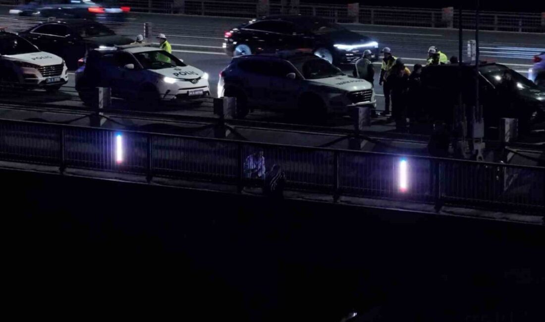 Fatih Sultan Mehmet Köprüsü’nde İntihar Girişimi: Polis Kadını 1.5 Saatte İkna Etti İstanbul'da Fatih Sultan Mehmet Köprüsü'nde intihar girişiminde bulunan kadını, müzakereci