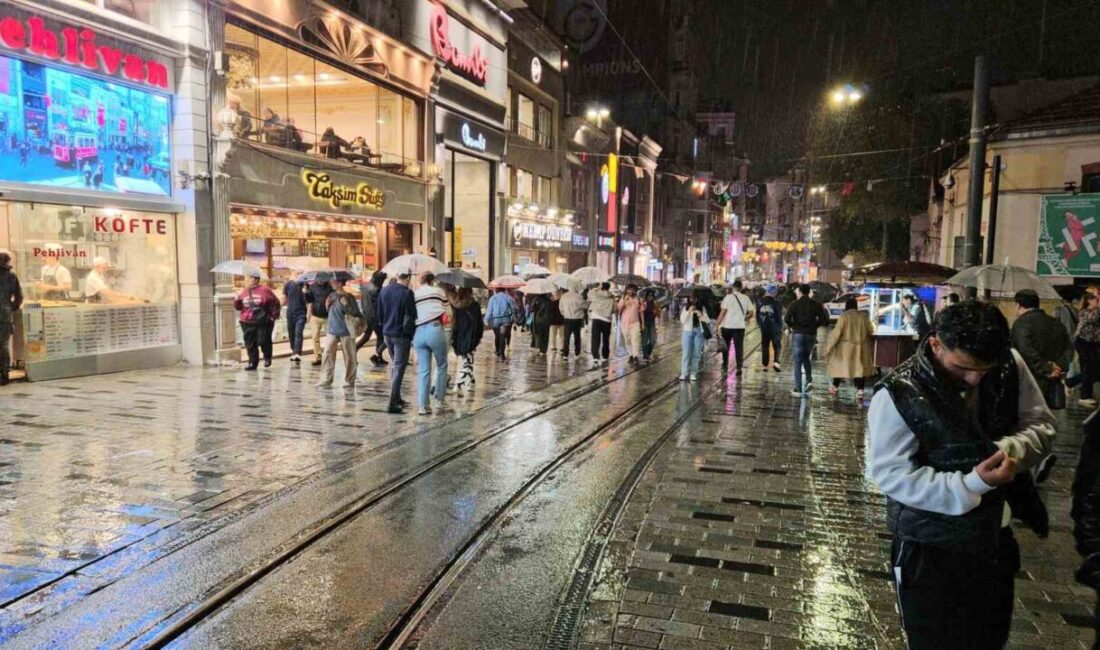 İstanbul'da akşam saatlerinde beklenmedik sağanak yağış, vatandaşları zor durumda bıraktı.