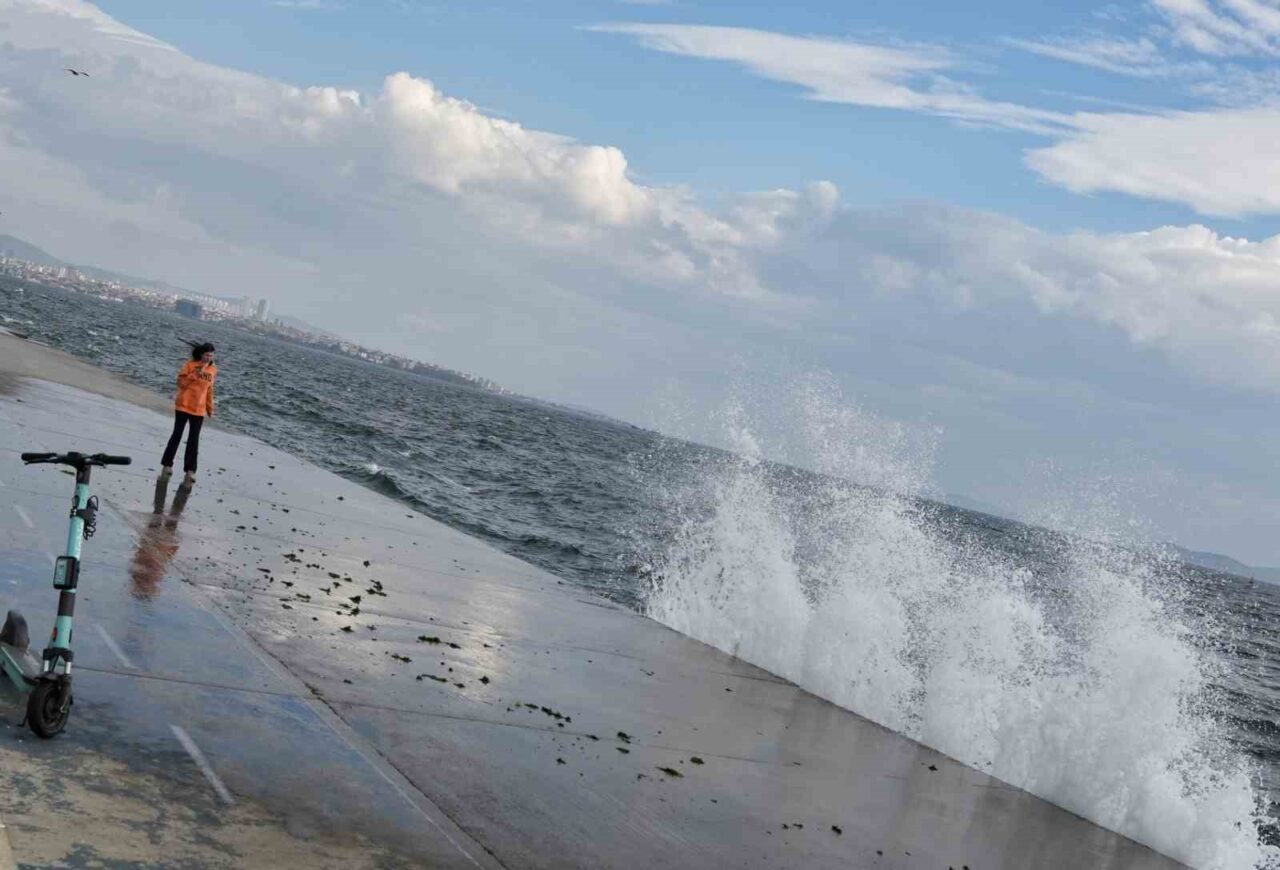İstanbul’da Meteoroloji Genel Müdürlüğü'nün uyarıları sonrası şiddetli rüzgar etkili oldu.