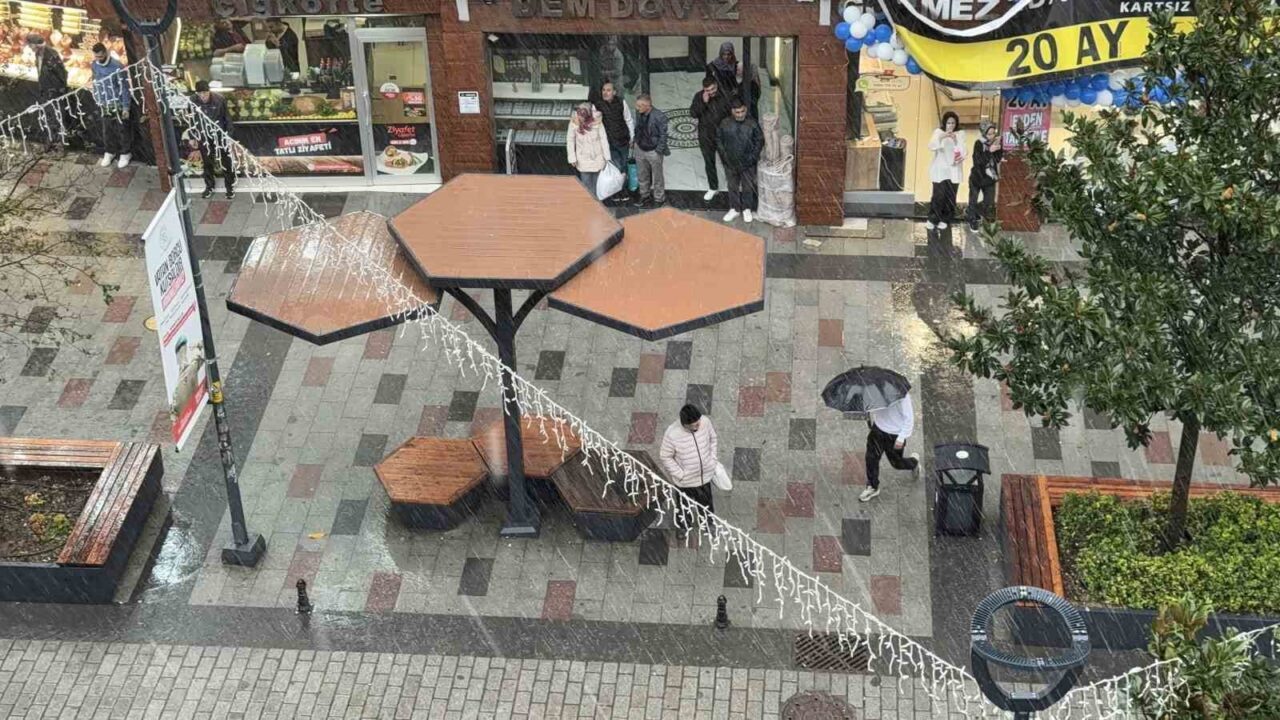 İstanbul'da etkili olan şiddetli yağış ve lodos, özellikle Arnavutköy'de pazarcılara