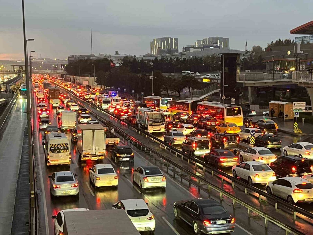 İstanbul'da akşam saatlerinde başlayan yağmur, trafik yoğunluğunu yüzde 81'e çıkardı.